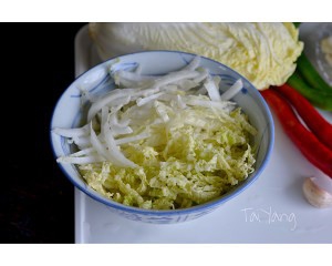 白菜香干拌虾仁的做法