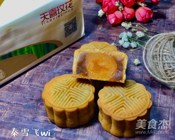 莲蓉蛋黄广式月饼