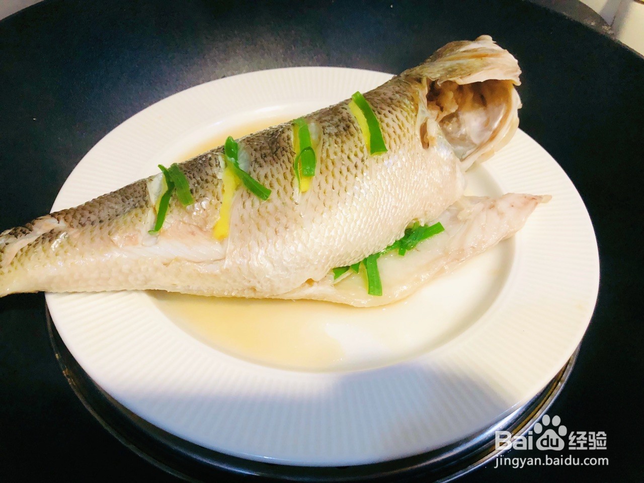 如何制作一份清蒸鲈鱼？