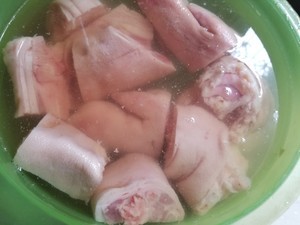 黄豆烧猪脚的做法