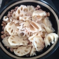 养生菜：花生莲藕煲