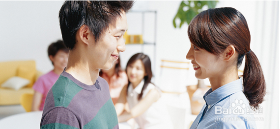 如何克服内向主动跟人沟通