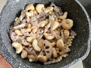 红菱角炒鸡头米嫩藕