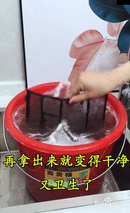 清理空调过滤网的小妙招。