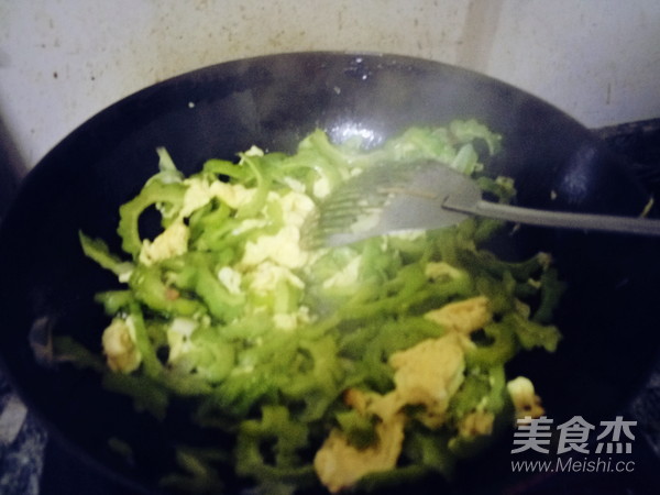 鸡蛋炒苦瓜的做法