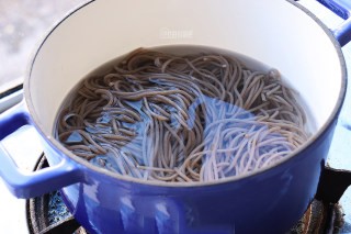 如何在家就能简单煮一碗酸菜叉烧荞麦面呢?