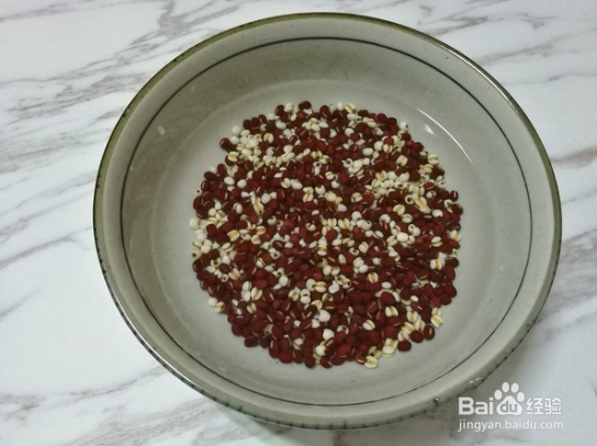 祛湿排毒的薏米红豆粥