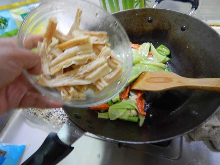 简单又美味的莴笋炒腐竹,看完你就知道!