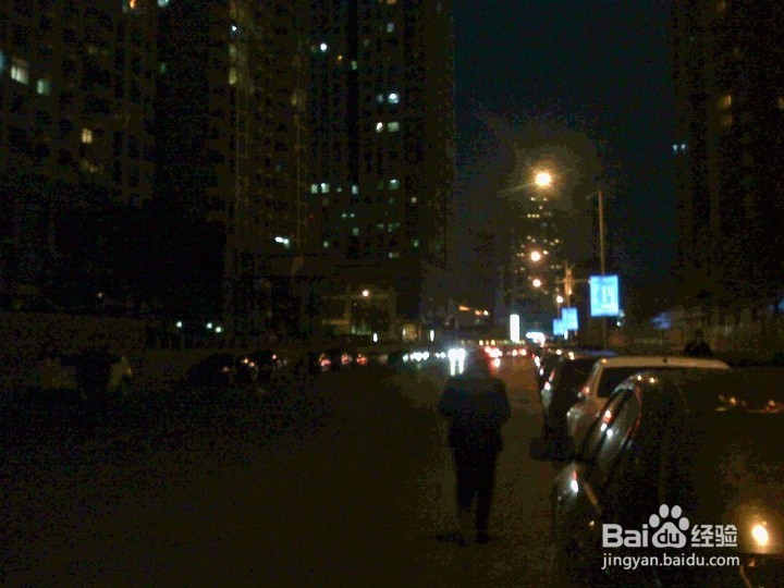 老年人则样用手机在夜间抓拍行驶的车辆画面