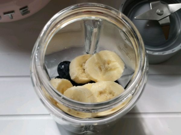 蓝莓香蕉椰香奶昔
