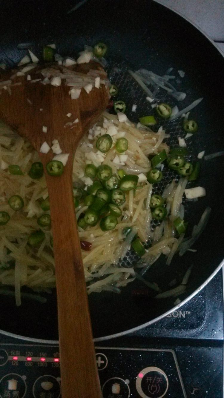 教你做酸辣土豆丝，真是难得的美味