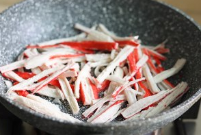 蟹柳滑蛋！鲜嫩到爆！的做法