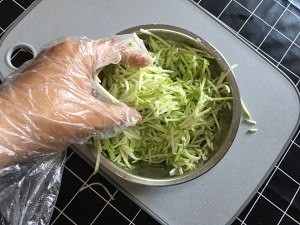 教你怎么做虾仁西葫芦抱蛋