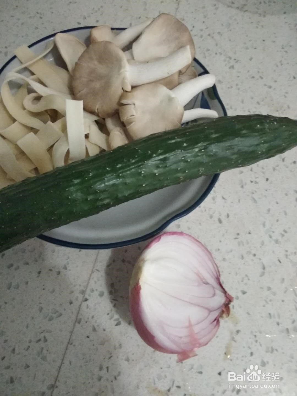 黄瓜蘑菇炒面如何做？