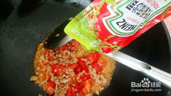 小朋友吃了一大盘的 意大利面+炸薯块