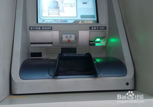 女生ATM机存取款时遇抢劫怎么办?