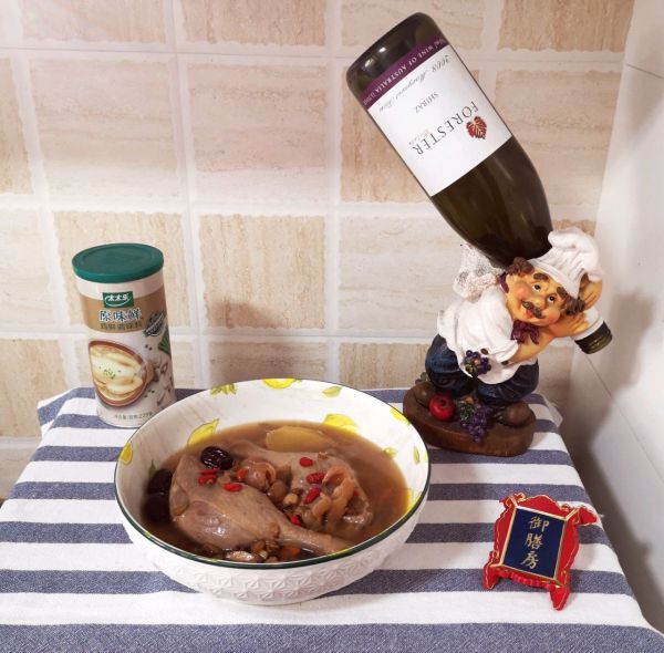 党参黄芪桂圆红枣枸杞鸭腿汤