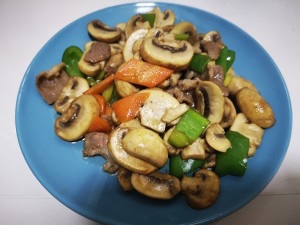 怎么做美味的鲜肉炒口蘑