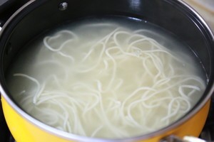 榨菜肉丝面怎么做?