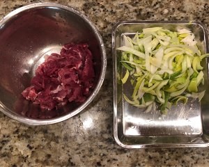 如何制作美味的香葱爆炒里脊肉