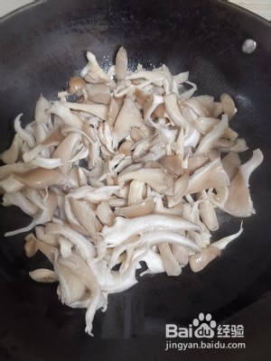家常的蘑菇炒韭菜
