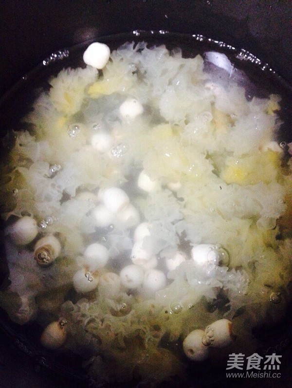 桂圆莲子银耳汤