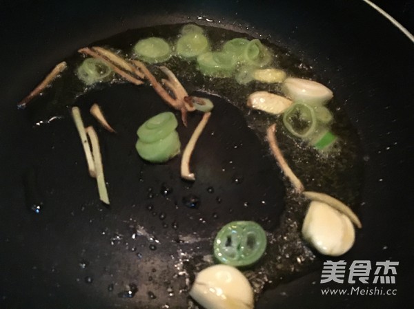 芹菜炒鸡肝的做法