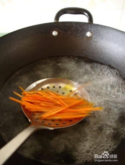 家常拌饭的制作