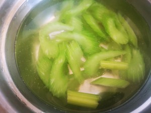 西芹炒虾仁的做法