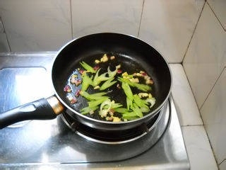 如何做西芹牛肚辣炒面?