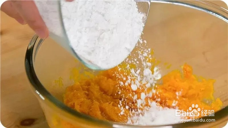 在家如何做好吃的南瓜豆沙糯米卷