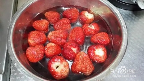 菠萝草莓酸奶奶昔