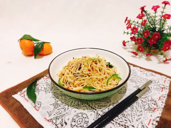 香辣平菇蔬菜炒面#10分钟早餐大挑战#