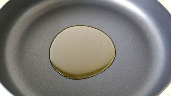 蟹味菇炒洋葱#在“家”打造ins风美食#