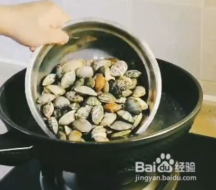 如何做蒜香花甲呢