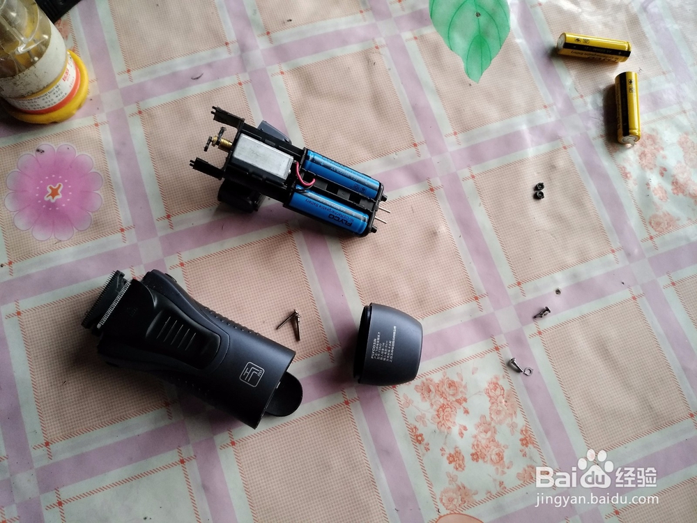 电池老化的剃须刀更换电池