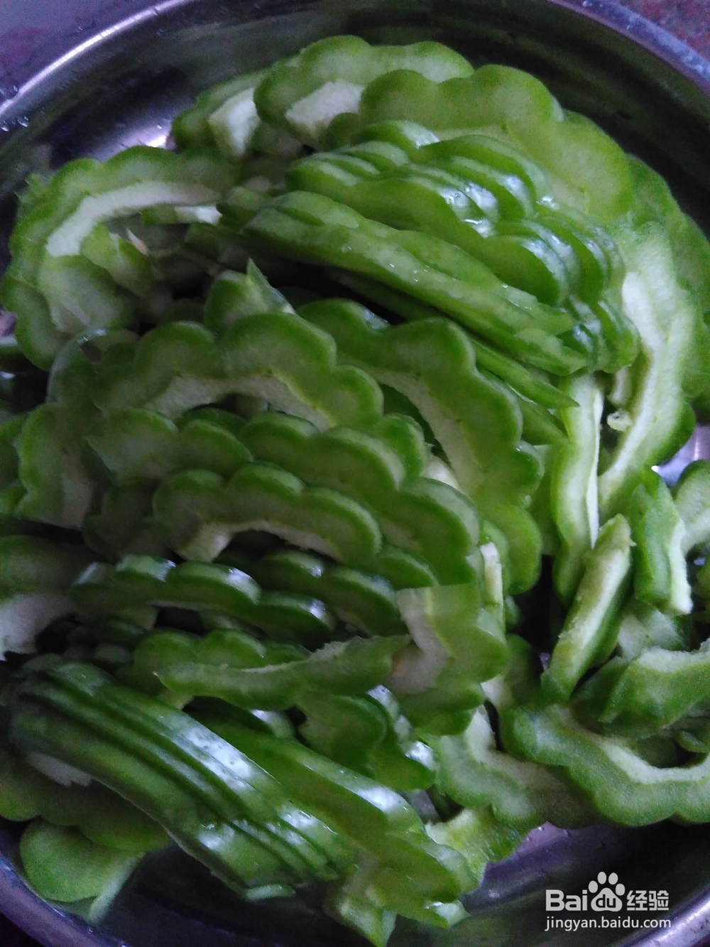 如何做苦瓜炒肉？