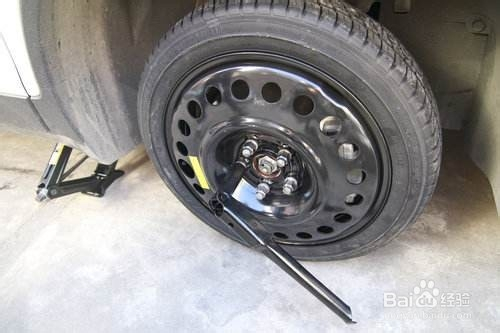 如何换汽车备胎?