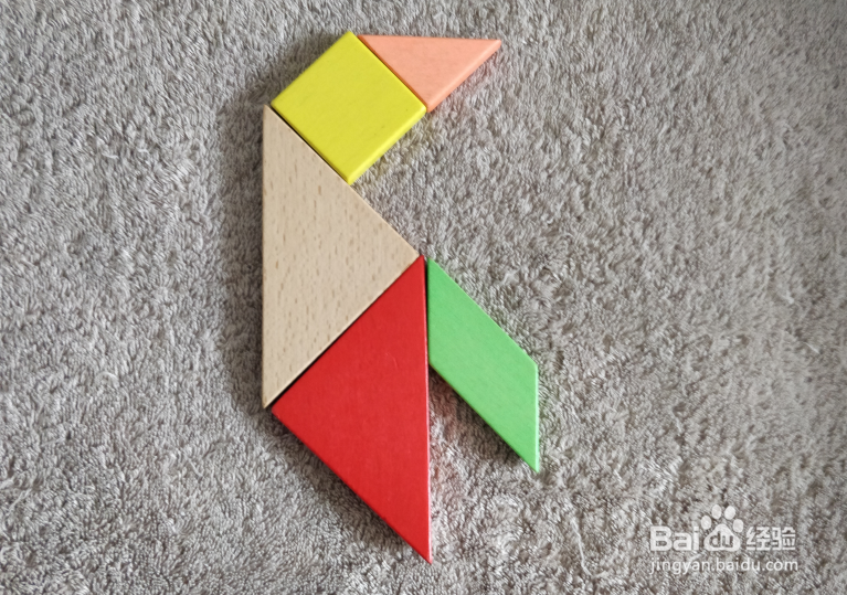 用七巧板怎样拼一只站着抬头看的企鹅?