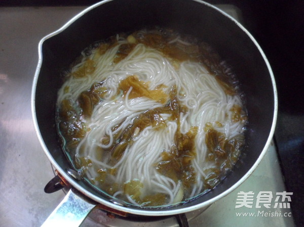 酸菜素米线的做法