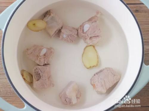 怎样做出家常菜系列之酸菜木耳排骨汤