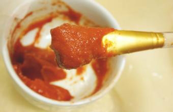 自制西红柿蜂蜜面膜