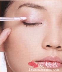 让眼影色更明显的彩妆技巧