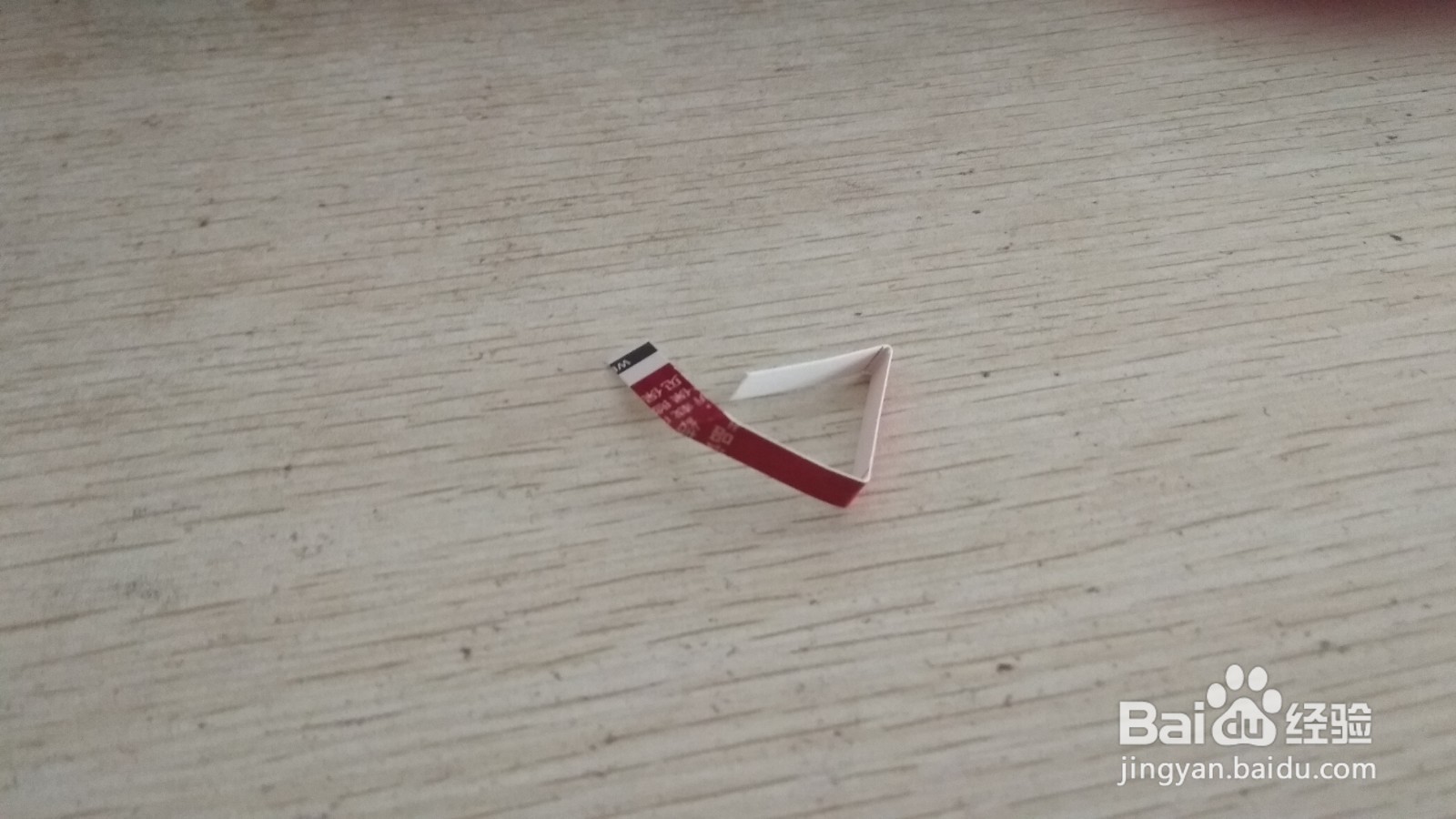 如何用一个细长的硬卡纸做简易的手机的支架