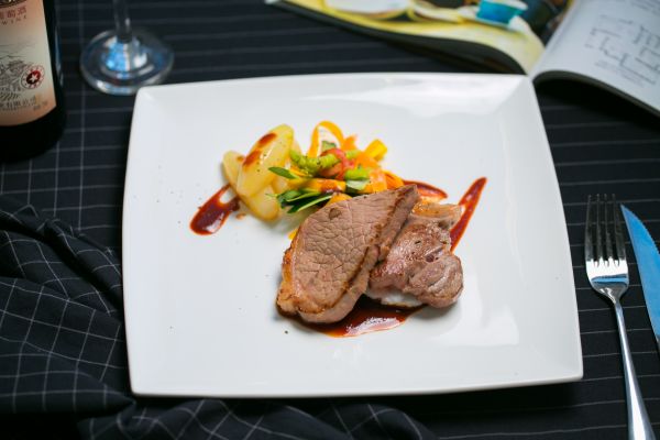西冷牛排配烤杂菌佐黑椒汁