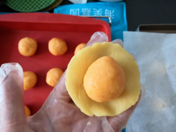 酥皮金沙奶黄月饼
