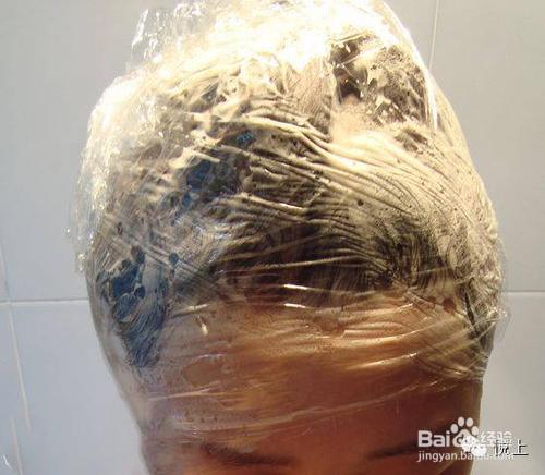 涂好后,用保鲜膜将头发包裹起来,停留20到30分钟.