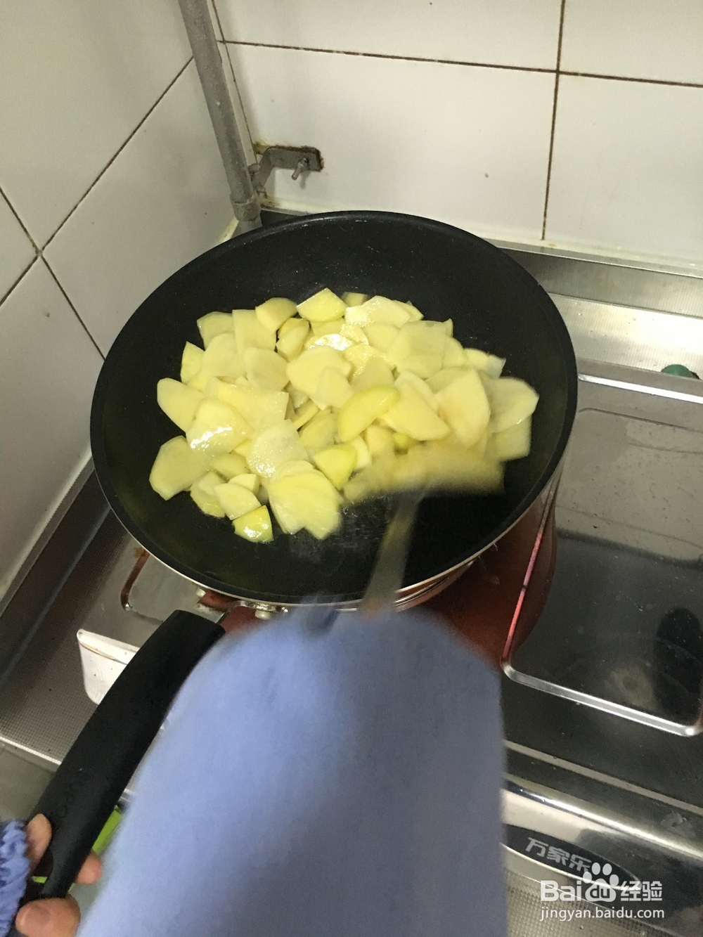 如何做家常土豆炒青椒。