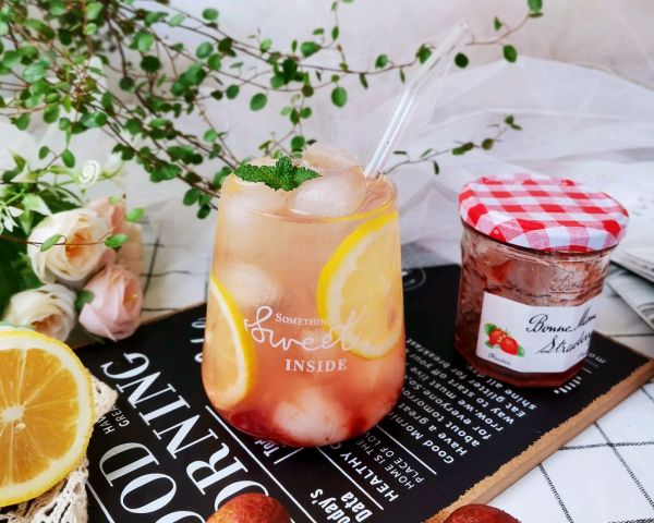 荔枝草莓柠檬冰饮