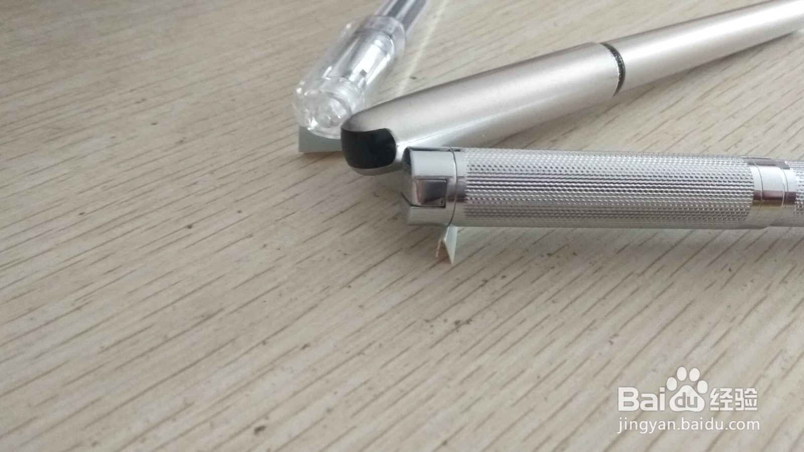 如何用一块长方形硬卡纸做三支中性笔的简易支架